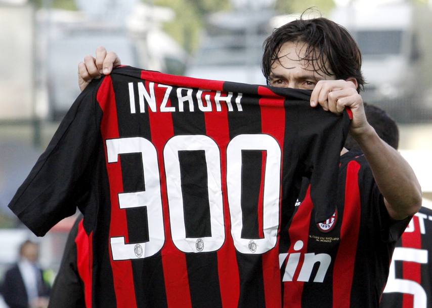 Pippo Inzaghi mette in mostra la maglia con il n. 300, i suoi gol da professionista. E&#39; il 15 marzo 2009, il Milan batte il Siena 5-1. Reuters